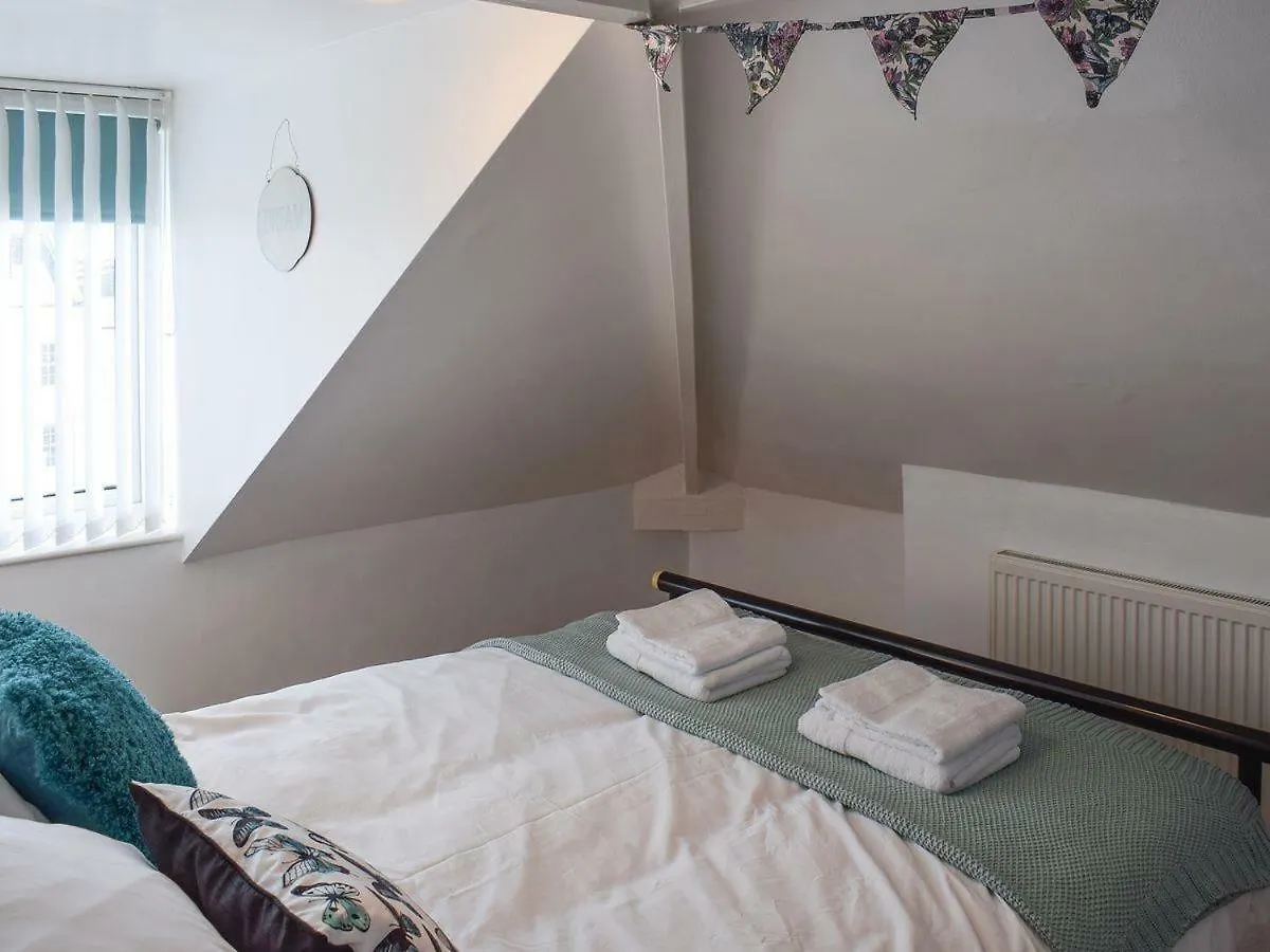 Elgin Cottage Whitby 0*,